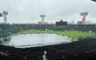 雨が降り注ぐ甲子園球場（撮影・田中太一）