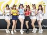 　そろいのポーズで笑顔を見せる台湾プロ野球チアガールの（左から）ＥＴ（イーティー）さん、林可（リンコ）さん、栗子（クリ）さん、璦昀（アイユン）さん、包子（バオズ）さん、笑笑（シャオシャオ）さん＝撮影・立川洋一郎