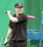 　バットを手に笑顔を見せる佐藤輝（撮影・田中太一）