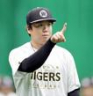 　キャッチボール中に指をさす村上（撮影・山口登）