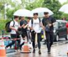 　傘を差し、室内練習場に向かう森下（右）ら阪神ナイン（撮影・山口登）