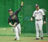 平田２軍監督（右）が見守る中、キャッチボールする近本（撮影・高部洋祐）