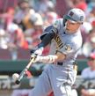 　６回、１６号同点ソロを放つ佐藤輝（撮影・西田忠信）