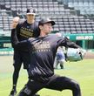 キャッチボールをする今朝丸（撮影・田中太一）