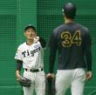 　守備練習の指示を出す工藤コーチ（撮影・西田忠信）