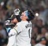 　１０回、サヨナラ弾を放った森下は歓喜する（撮影・田中太一）