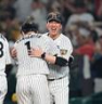　試合を決めた森下を出迎え歓喜する藤川監督（撮影・田中太一）