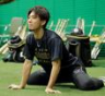 室内で体をほぐす伊藤将（撮影・西田忠信）