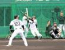 　シート打撃で左前打を放つ近本。投手松原（撮影・藤丸紘生）