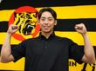 支配下登録され、笑顔でポーズを決める神宮（撮影・山口登）