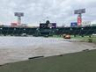 練習前、シートが敷かれている甲子園（撮影・西田忠信）