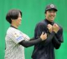 　才木（右）とじゃれ合う高橋（撮影・西田忠信）