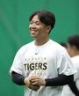 練習中、笑顔を見せる村上（撮影・山口登）