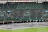 グラウンドを覆っていたシートを外す関係者ら（撮影・立川洋一郎）