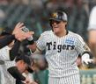 　５回、ソロを放ち笑顔で生還する前川（撮影・西田忠信）