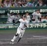 　５回、右前打を放ち、右翼手・野間が後逸するのを見て一塁を回る佐藤輝（撮影・立川洋一郎）
