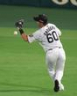 ９回、大盛の打球を落球する左翼手・小野寺（撮影・立川洋一郎）