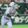 ６回、中前打を放つ高寺（撮影・西岡正）