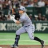 　６回、逆転二塁打を放つ佐藤輝（撮影・田中太一）