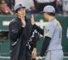 巨人に勝利し、森下（右）とタッチを交わす才木（撮影・西岡正）