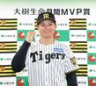 　「大樹生命月間ＭＶＰ賞」を受賞し、笑顔でポーズを決める森下