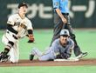 　４回、適時二塁打を放った大山は二塁への帰塁が間一髪セーフとなり笑顔を見せる（撮影・田中太一）