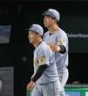 　３勝目を挙げた伊原をねぎらう藤川監督（撮影・佐々木彰尚）