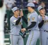巨人に勝利し、森下（右）とタッチを交わす伊原（撮影・西岡正）