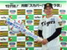 スカパー！月間サヨナラ賞を受賞し、笑顔で写真に納ま森下（撮影・山口登）