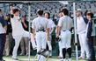オールスター選出のキハダ（右）らのあいさつを受け、話をする藤川監督（撮影・田中太一）