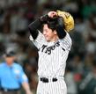 　６回、赤羽に一発を許し、頭を抱える下村（撮影・田中太一）
