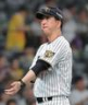 　６回の攻撃を終え、選手交代を告げた藤川監督