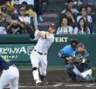 ２回、先制の１７号ソロを放つ佐藤輝（撮影・飯室逸平）