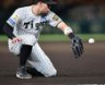 ８回、佐藤輝は塩見の打球をファンブルする（撮影・山口登）