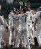 サヨナラでの勝利に歓喜する近本ら阪神ナイン（撮影・飯室逸平）