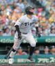 　２回、先制ソロを放つ佐藤輝