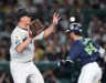　６回、伊藤将は岩田の打球を素手で捕球（撮影・山口登）