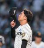 ４回、村上は長岡に中前打を許し、さえない表情を見せる（撮影・山口登）
