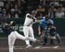 ７回、先制の１８号２ランを放つ佐藤輝（撮影・飯室逸平）