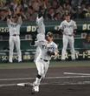 ７回、先制の１８号２ランを放つ佐藤輝（撮影・飯室逸平）