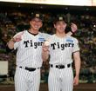 プロ初勝利を挙げ、藤川監督（左）と記念撮影する工藤（撮影・西田忠信）