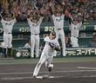 　７回、ソロを放つ大山（撮影・飯室逸平）
