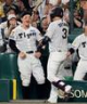 　７回、佐藤輝（左）はソロを放った大山を迎える（撮影・山口登）