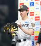 お立ち台でウイニングボールを披露する工藤（撮影・西田忠信）