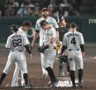 勝利に沸く佐藤輝、大山らナイン（撮影・飯室逸平）