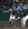 ４回、長岡の二盗を阻止する坂本（撮影・飯室逸平）