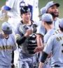 マウンドに集まり勝利のタッチを交わす伏見（撮影・立川洋一郎）
