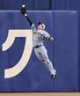 ６回、細川の打球を好捕する近本（撮影・田中太一）