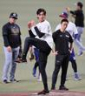 　マウンドの感触を確かめる今朝丸（撮影・田中太一）