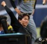 ストレッチをする今朝丸（撮影・田中太一）
